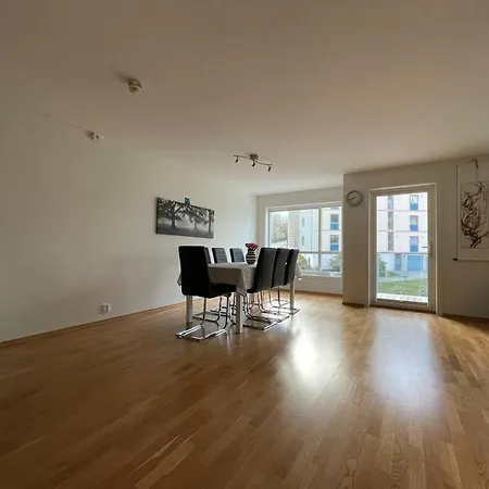 3 Sleeping For 82m2 Which Direct Traffic To Airport And Center Apartmán