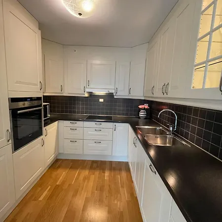 3 Sleeping For 82m2 Which Direct Traffic To Airport And Center Apartmán